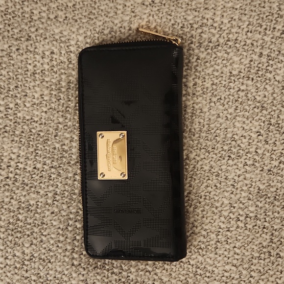 Sold - Michael Kors Wallet - Picture 1 of 4